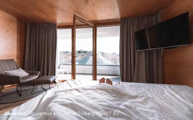 Alleen de voeten kijken uit een bed met een open raam