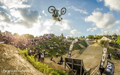 Ein Teilnehmer des "iXS Dirt Masters" in Winterberg präsentiert waghalsige Sprünge.