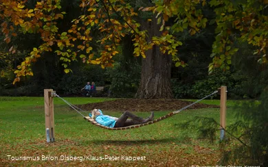 Frau relaxt in der Hängematte