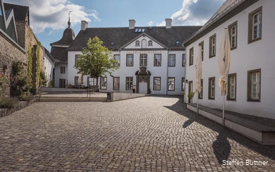 Außenansicht des Sauerland-Museums mit großem Innenhof