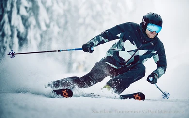 Een skiër op de piste in Winterberg.