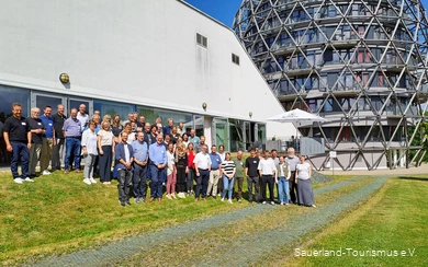 Die Teilnehmer des Rothaarsteig-Workshops stehen draußen vor dem Oversum in Winterberg.