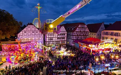 Blick auf das bunte Treiben auf der Soester Allerheiligen Kirmes.