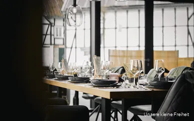 Large table setting at the Kleine Freiheit event location