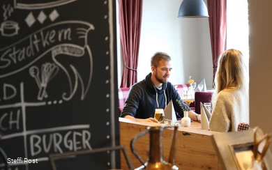Gasten genieten van hun maaltijden in Hotel Hessenhof in Winterberg.