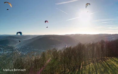 Paragliders boven de Lennevallei
