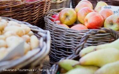 Regionaal fruit in manden op de markt.