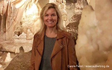 Travel blogger Carola Ferstl visits the Atta-Höhle cave.