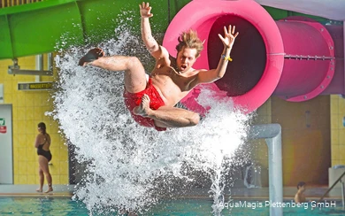 Ein junger Mann wird aus der Pink Jump katapultiert.