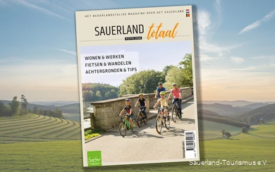 Das Cover der Sauerland totaal mit einer radfahrenden Familie vor einem Landschaftsfoto.