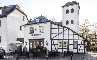 De familie op weg naar de brandweerkazerne.