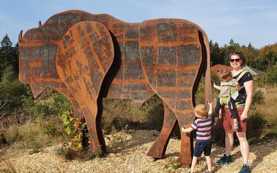 Elke van Wanrooij with her children in the bison world on the Rothaarsteig.