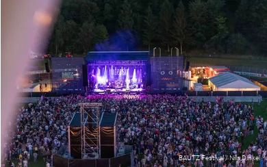 Luftaufnahme von Bautz-Festivalgelände mit großer Bühne und einer Menschenmenge davor