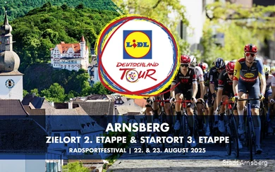 Arnsberg ist Ziel- und Startort der Deutschlandtour. Im Hintergrund sieht man die Radfahrer und eine Aufnahme von Arnsberg.