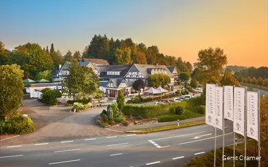 Gesamtgelände der Hotelanlage Platte bei goldenem Abendlicht