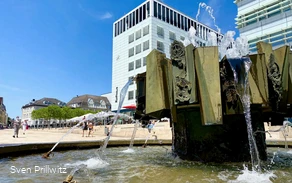 Neumann-Brunnen Sternplatz Rathaus.jpg