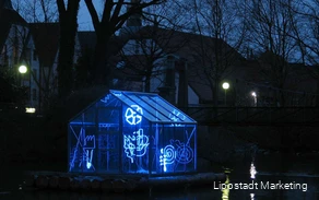 Een kas wordt verlicht met lichtbuizen in verschillende vormen.