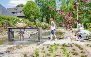Eine Familie am Wasserbecken im TalVital.