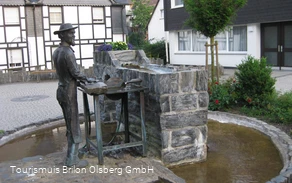 Geschichtsbrunnen -Schieferbergbau -.JPG