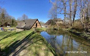 Das Geländer der Wendener Hütte auf einen Blick mit verschiedenen alten Gebäuden und dem Teich.