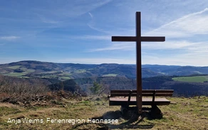 Gipfelkreuz auf dem Vogelsang bei Meschede (595 m) Gipfelkreuz auf dem Vogelsang bei Meschede (595 m)