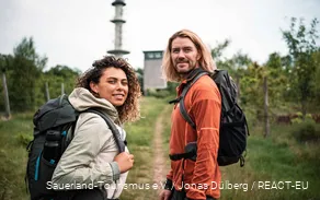 Hikers on the Sauerland-Höhenflug in the Nordhelle area.