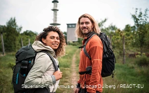 Hikers on the Sauerland-Höhenflug in the Nordhelle area.