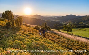 Twee wandelaars in de herfstzon.