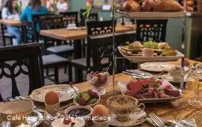 Der gemütliche Innenraum mit allerlei Leckereien © Café Heimatliebe