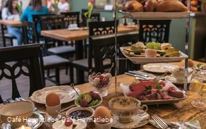 Der gemütliche Innenraum mit allerlei Leckereien © Café Heimatliebe