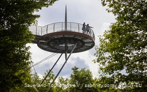 Zwei Frauen genießen die Aussicht vom Skywalk Biggeblick oberhalb des Biggesee-Listersees.