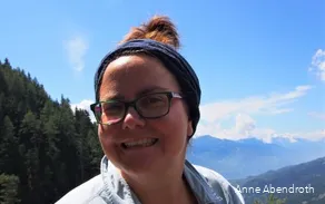 Anne Abendroth unterwegs auf einer ihrer Reisen.