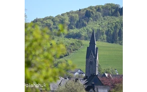 St. Anna Kirche in Nuttlar (Blick vom Ortsteil Alfert)