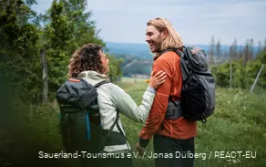 Wandelaars op de Sauerland-Höhenflug in de buurt van Nordhelle.