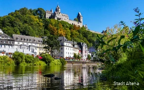 Die Lenne in Altena mit Häusern und Burg im Hintergrund