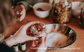 Nahaufnahme von Händen, die ein selbstgemachtes Badesalz halten