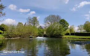 Bremen Bach met park en stadhuis.jpg
