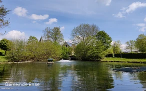 Bremer Bach mit Park und Rathaus.jpg