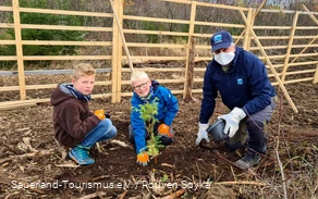 Together with Dirk Zimmermann from the nature park, the pupils from Hallenberg Catholic Primary School carefully plant the seedlings in the ground.