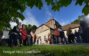 Außenansicht Luisenhütte mit Besuchern