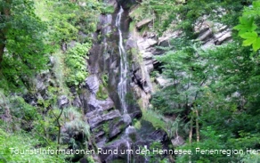 Der Wasserfall "Plästerlegge" im Sommer