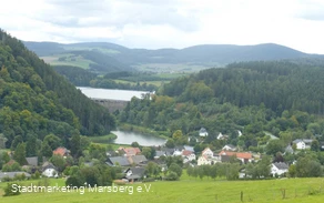 Blick auf Helminghausen Staumauer Diemelsee