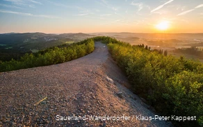 Prachtig uitzicht over het landschap vanaf de Geologischer Sprung bij Brilon.