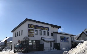 Außenansicht des Skiverleihs Schneider.