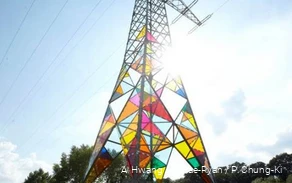 Installatie van kleurrijke, doorschijnende plastic panelen op de elektriciteitsmast