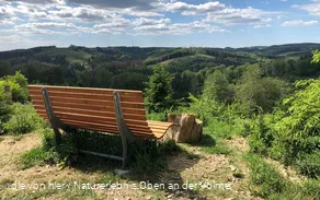 Der Aussichtspunkt mit Waldsofa und traumhaften Au