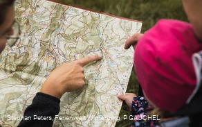 Familie mit Wanderkarte