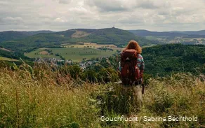 Blogger Sabrina Bechthold geniet van het panorama vanaf de Kammweg Brilon.