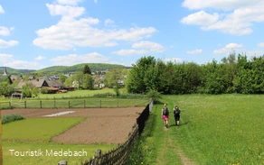 Wanderer erreichen das Orkedorf Medelon