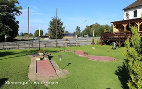 Minigolfanlage mit Blick auf die Karlshöhe